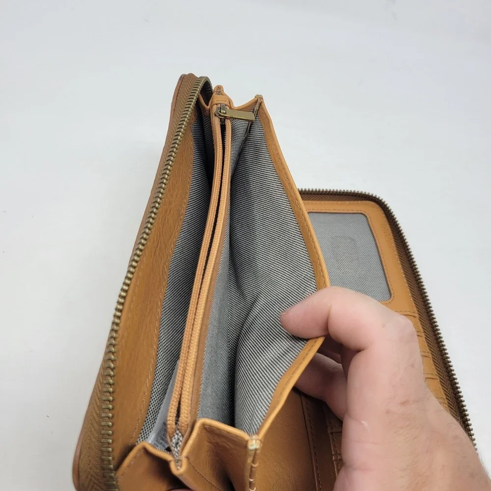 Fossil Wallet Tan‎ Leather Zip-Around Logo Wristlet Woven Look Design
